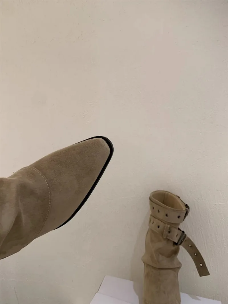 Herbstliche neue Stiefel mit spitzer Zehenpartie und niedrigem Absatz, die bis zur Kniekehle reichen, mit doppeltem Gürtelschnallendesign – elegante und retro Western-Cowboystiefel. – Detail 16
