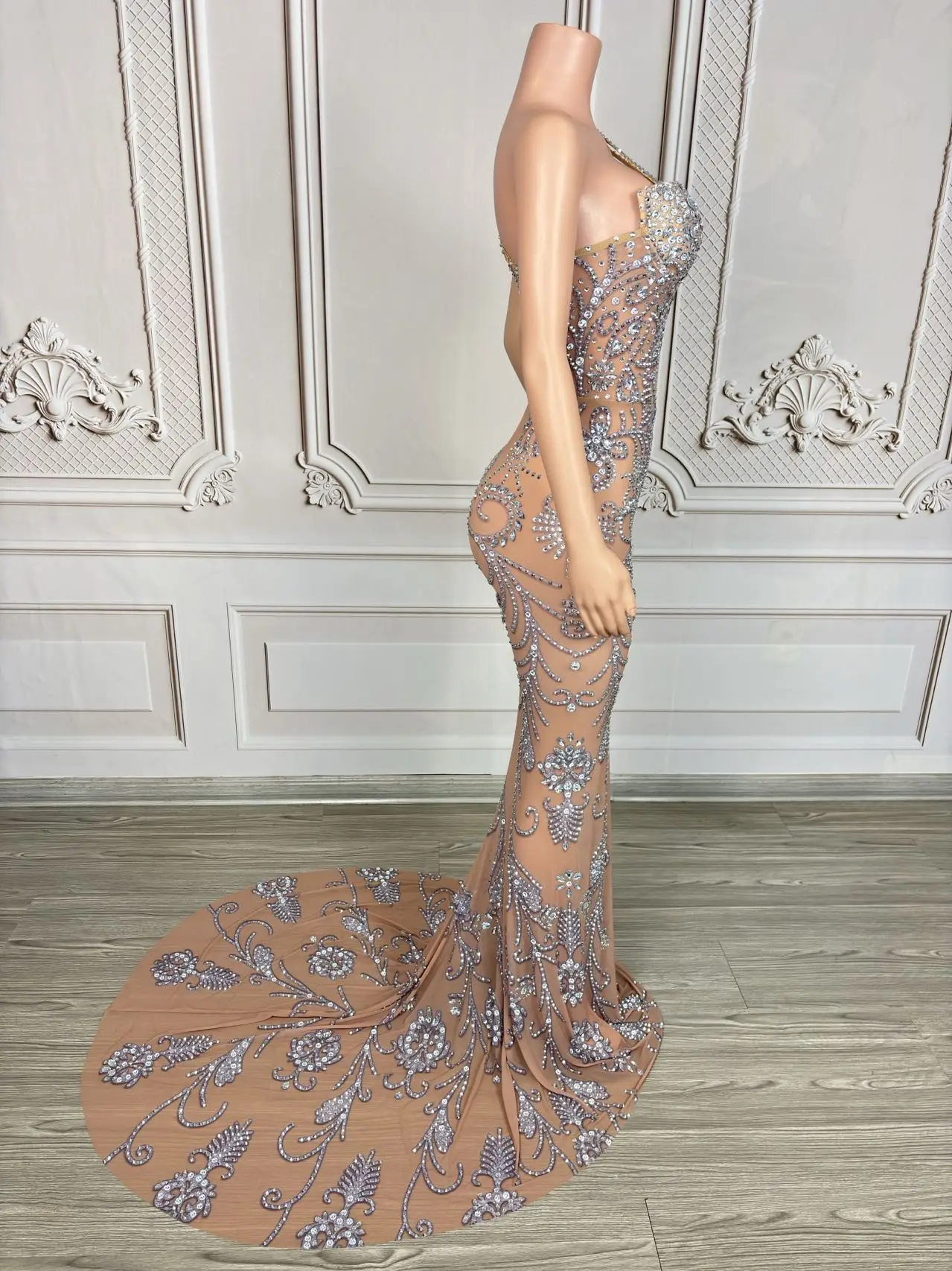 ชุดราตรีทรงยาวกรอมพื้น ไหล่เฉียง แต่งคริสตัล ผ้าตาข่ายซีทรู สำหรับผู้หญิง งานกาล่าดินเนอร์หรืองานเดินแบบบนพื้นที่โชว์เสื้อผ้าสีแดง ยี่ห้อ yadan