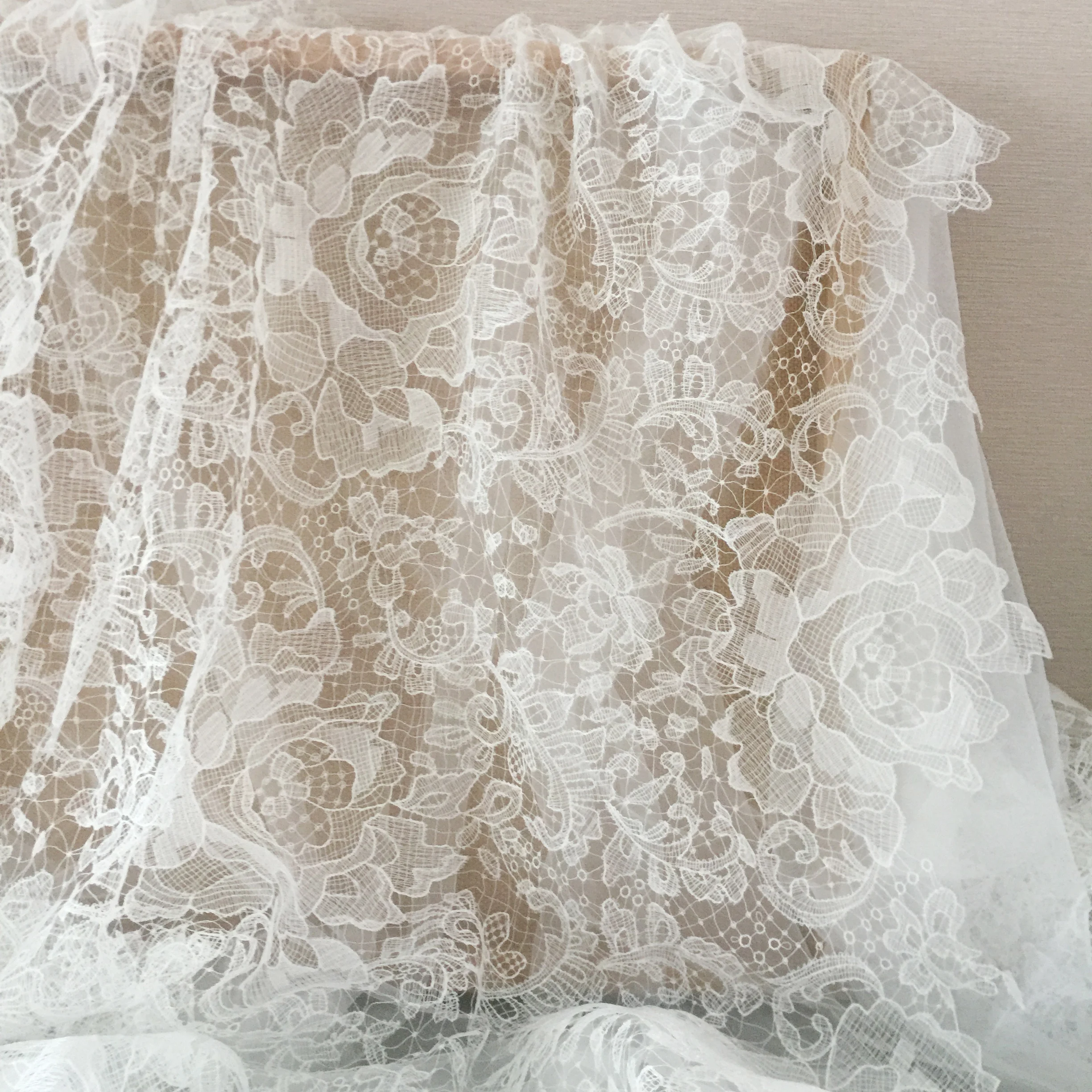 1 Yard Elfenbein Exquisite Alençon-Spitze Stoff mit Häkeln Muster Floral Emrboidery Stoff für Hochzeit Kleid, Spitze Caps – Detail 6