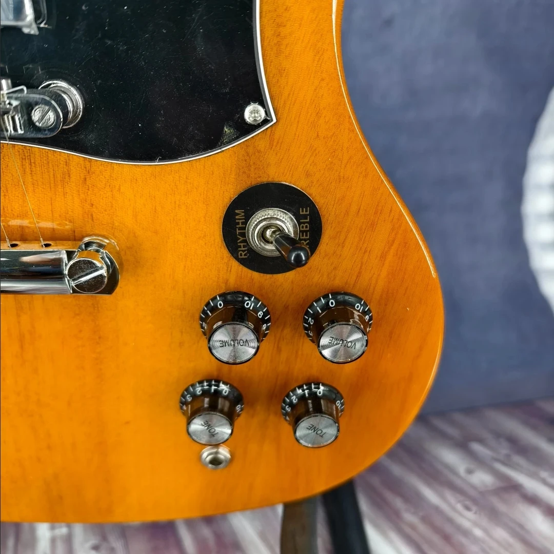 شحن مجاني جيتار كهربائي أصفر SG مع لوحة فريتس سوداء 2H أجهزة فضية لاقط