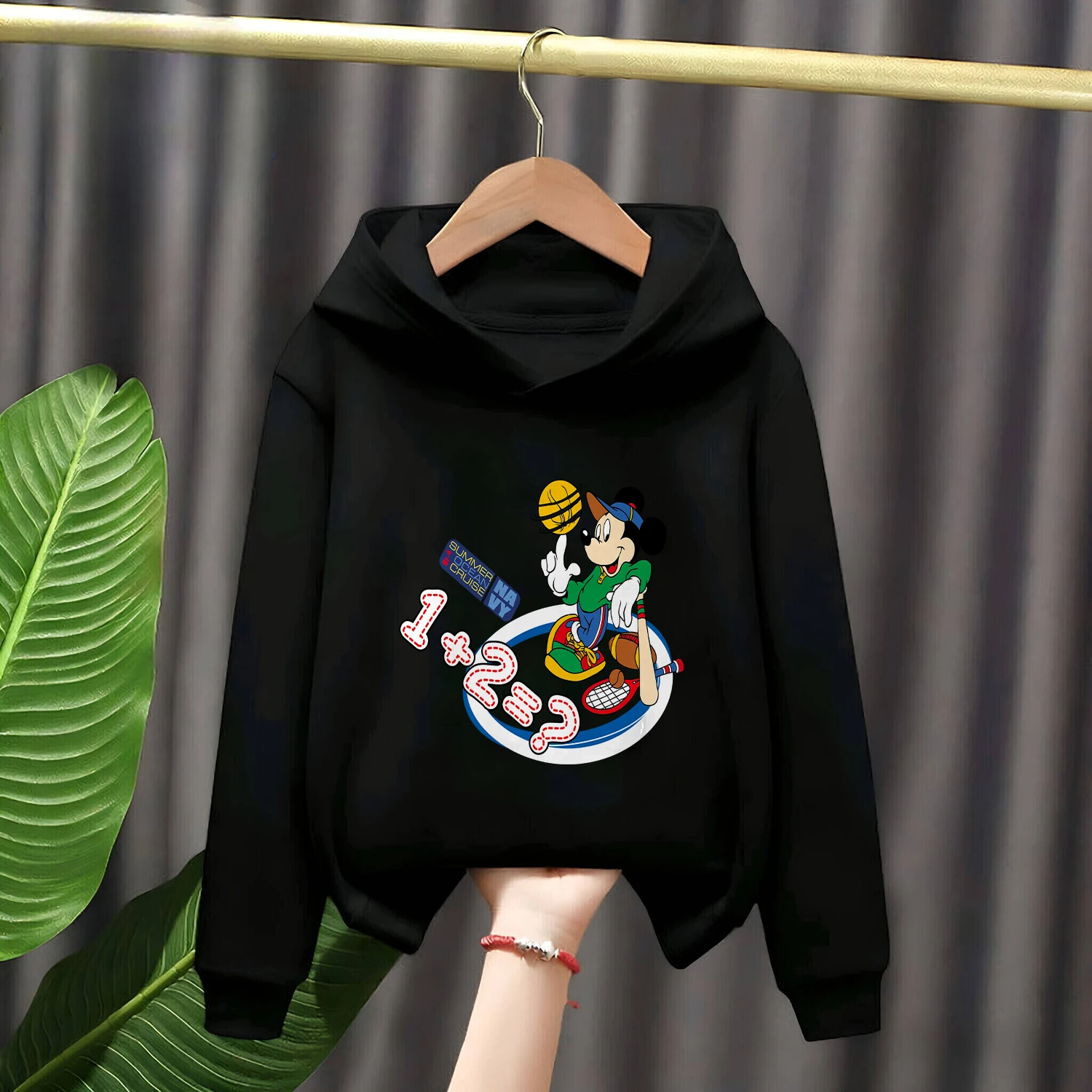 سويت شيرت بغطاء للرأس من سلسلة ديزني الجديدة مصنوع من نسيج ناعم ودافئ ويتميز بتصميم خط عنق دائري. #1