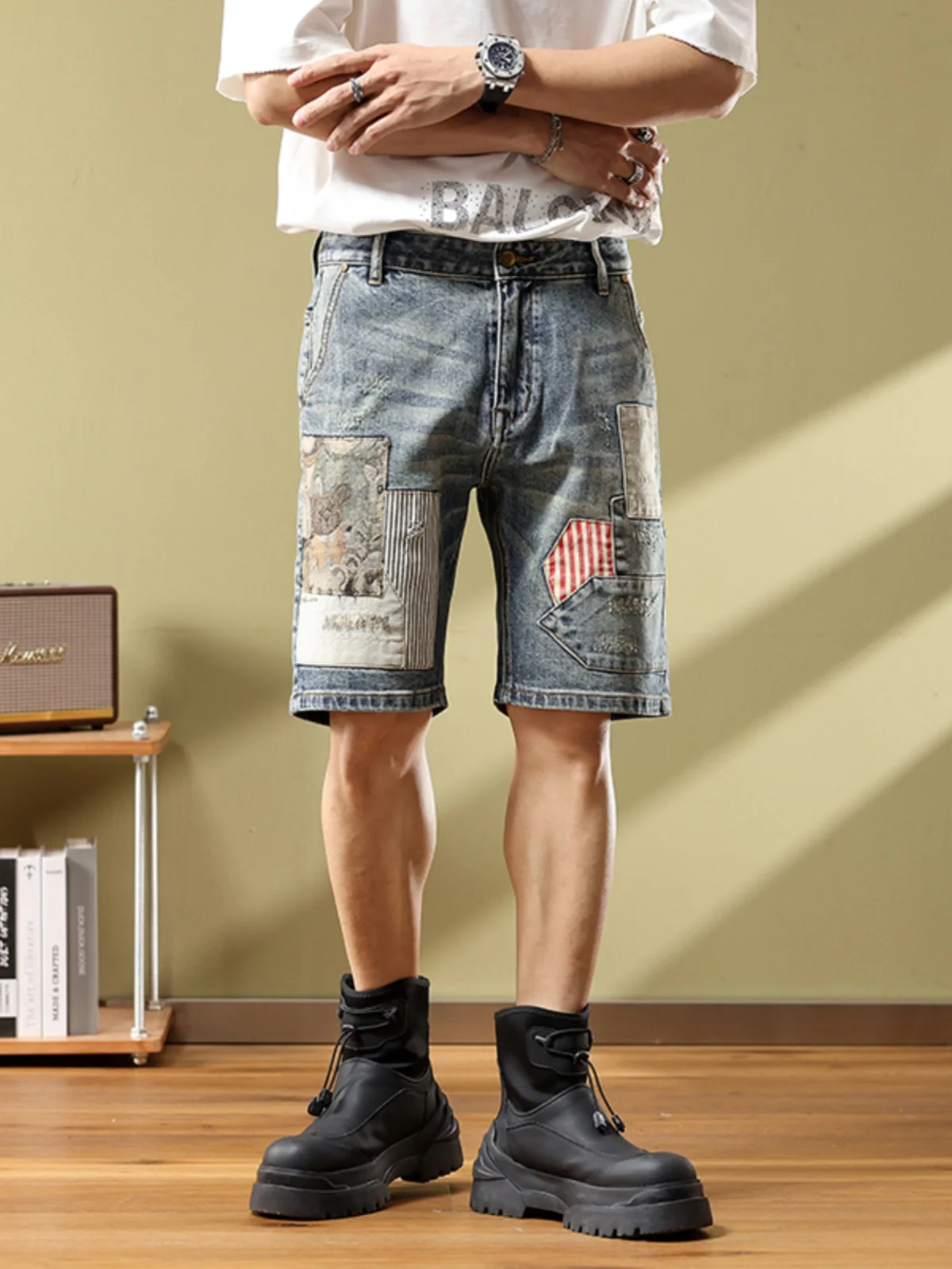 

Мужские джинсовые шорты премиум-класса в стиле пэчворк, свободные, модные, с принтом, в рабочем стиле, повседневные, американского кроя, с пятью карманами, со средней посадкой на талии.