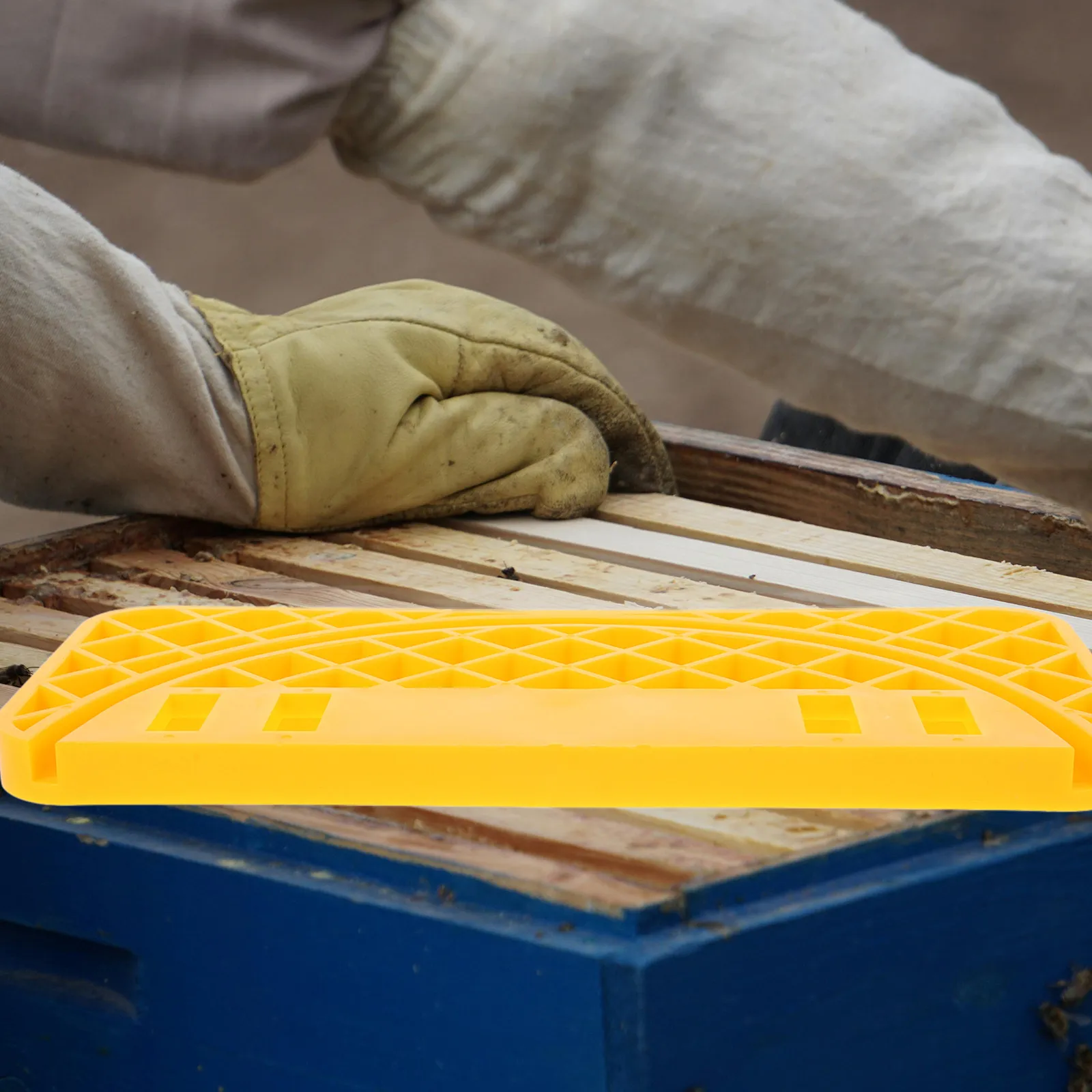 Beekeeping Tool Plastic Hive Scraper Uncapping Tank Holder Ergonomic Honey Bucket Scraper Universal Support for Frame