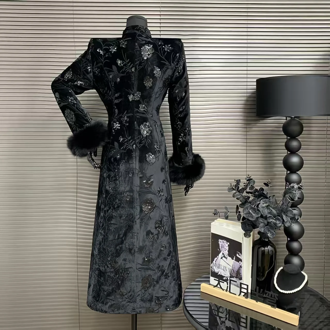 Winter High-End Vintage Floral Embroidery Sequin Jacquard Fox Fur Sleeve Coat Mid-Length Padded Velvet Coat Women