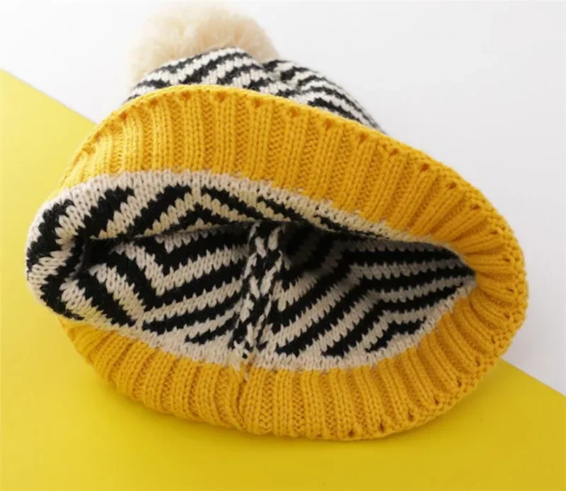 Cappello e sciarpa in maglia calda per bambini invernali Cappello a righe patchwork per bambini Set da 2 pezzi Berretto di protezione per le orecchie delle ragazze del ragazzo con sciarpe con pompon