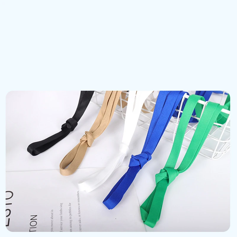 Xiao Bai's shoelaces are widened, flat, and trendy. The shoelaces are made of board and shoelaces