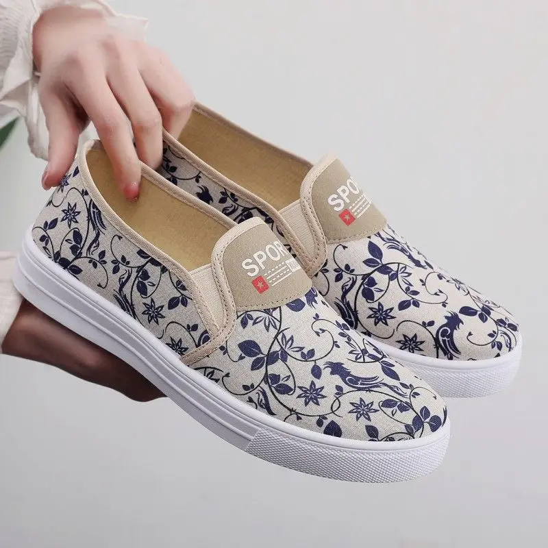 New Women's Printed Flat Cloth Shoes 2026 Spring Autumn Casual Sneakers Female Breathable Casual Cloth Shoes Beijing Cloth Shoes
