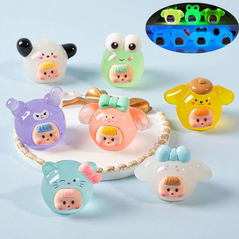 อะนิเมะยอดนิยม Sanrio Miniature เครื่องประดับรูปน่ารักเรซิ่นทําด้วยมือ DIY พวงกุญแจสนุกเดสก์ท็อปตกแต่งคอนโซลกลางรถ Charms