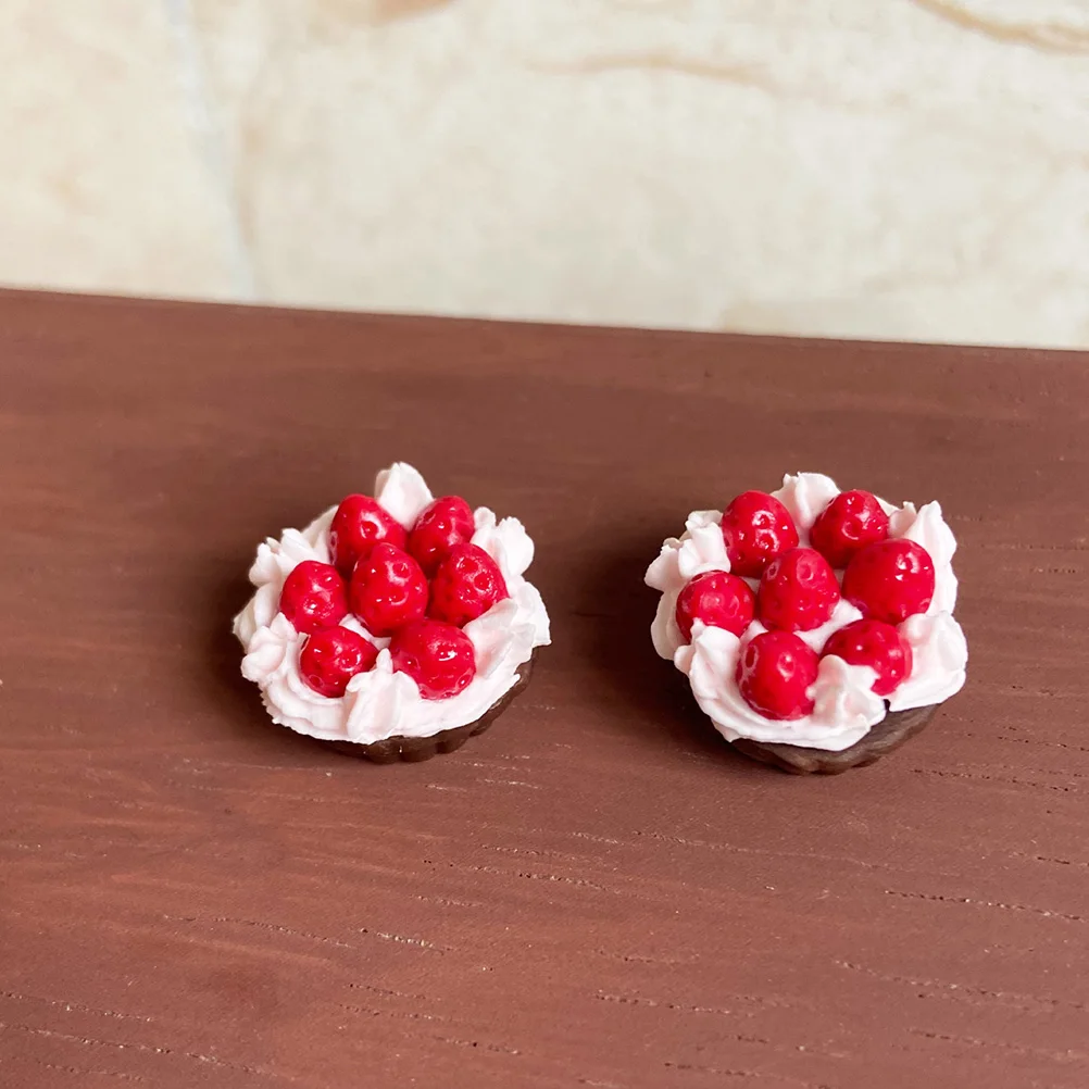

Miniature Resin Strawberry Pie Model Lifelike Appearance Fine Workmanship Mini Scene Flavor Holiday Gift Friend Decorate Mini
