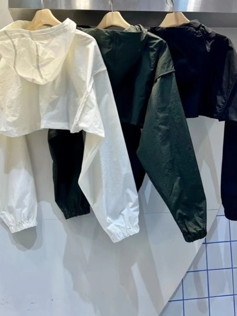 سترة نسائية ذات لون نقي وأكمام طويلة وقلنسوة للحماية من الشمس لصيف 2023 نمط جديد للتنقل من ألياف البوليستر نموذج رفيع