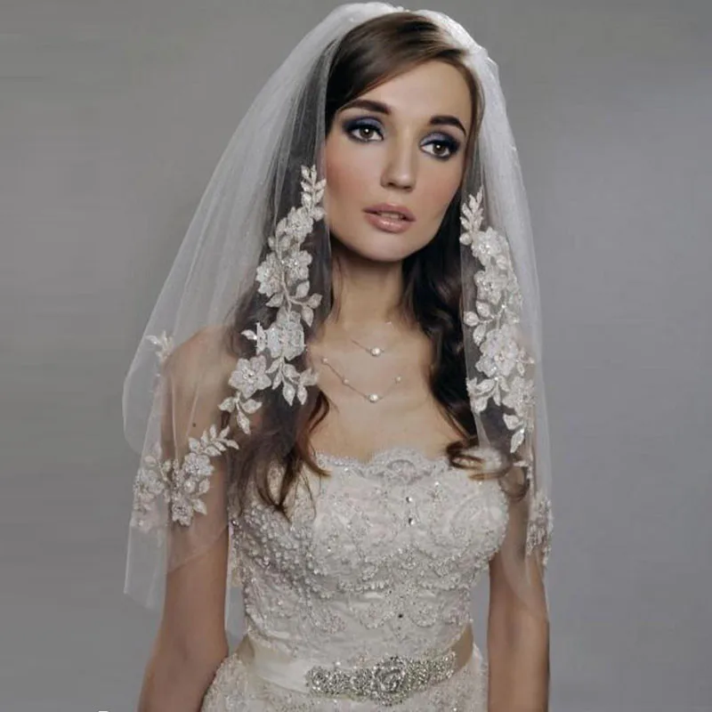 2022 Europese Korte Bridal Veils Met Kam Wit Romantische Kant Applicaties Edge Parels Bruid Sluier Voor Trouwjurk Goedkope