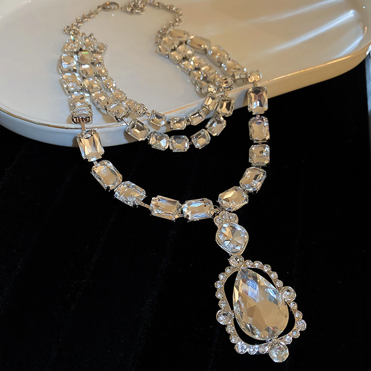 Multi-layered Glass Trend Necklaces for Women Minimalist Pendant Jewelry Super Flash Crystal Clavicle Chain Banquet Accessories