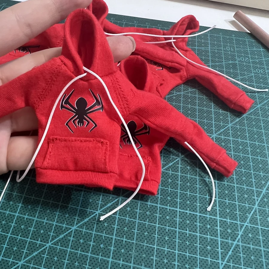 1/12 Puppen-Herren-Hoodie in Rot, Schwarz, Weiß, passend für 6-Zoll-Actionfiguren