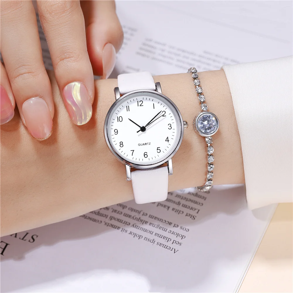 ساعة كاجوال كوارتز من جلد البولي يوريثان بمينا صغير وبسيط للنساء