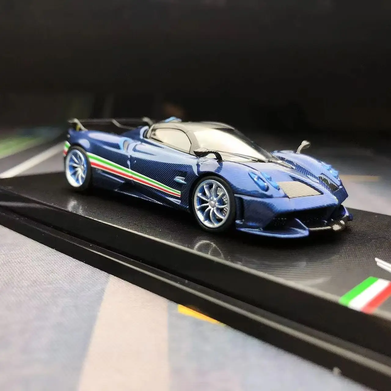 

Mini GT Store CM 1:64 Blue Carbon Huayra Tricolor Racing Sports Model Diecast Metal Car