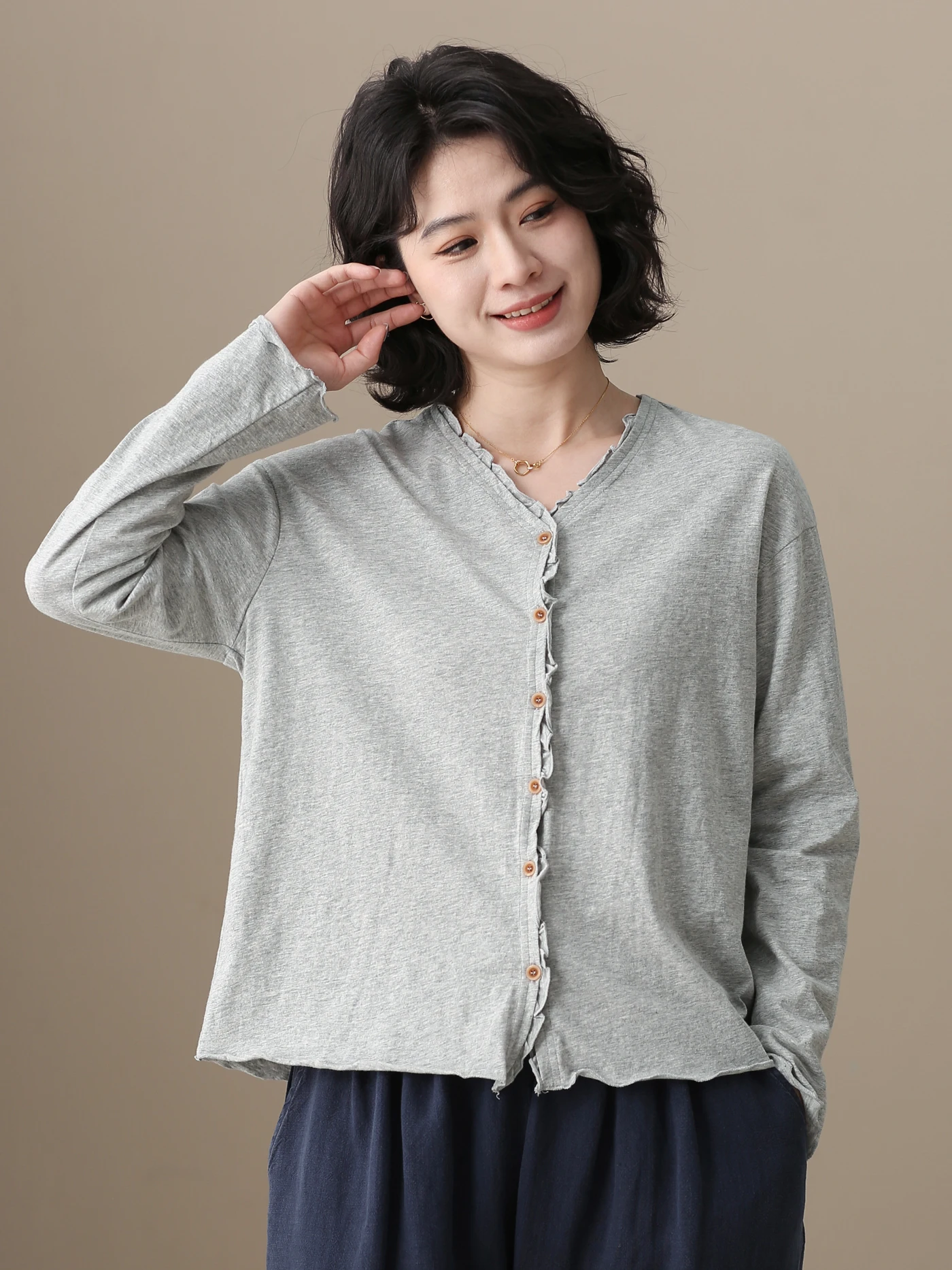 

Женская хлопковая футболка с длинным рукавом и V-образным вырезом в японском стиле, весна 2026, новинка, из чистого хлопка, на одной пуговице, свободный крой, дышащая