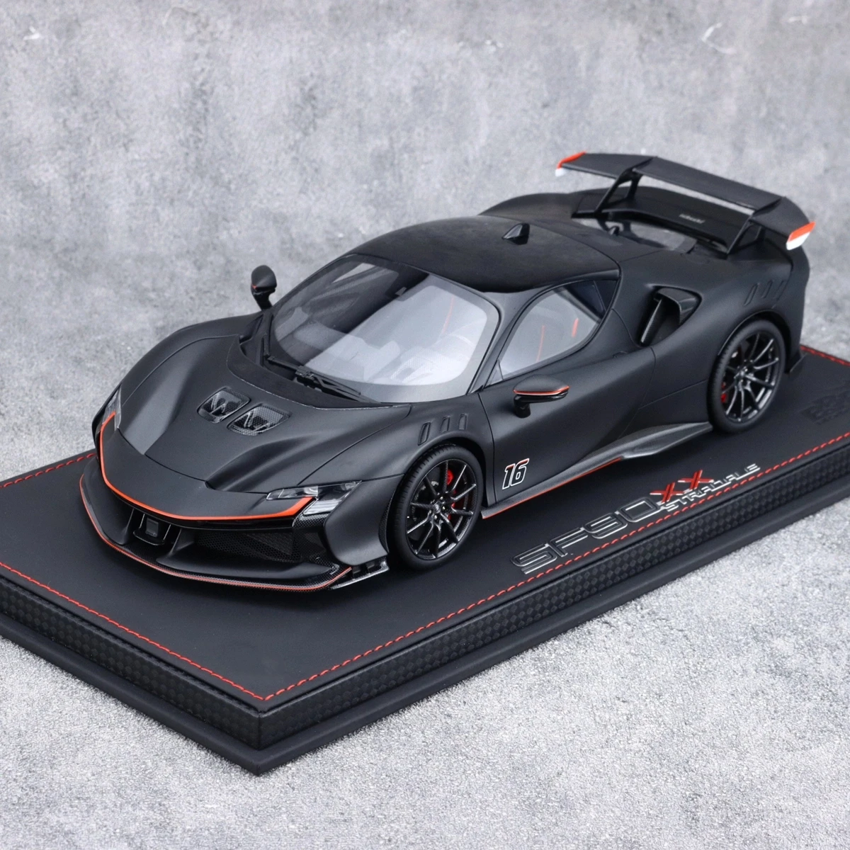 

BBR 1:18 SF90 XX Stradale Leclerc Dumb Black Моделирование Ограниченная серия Смола Металл Статическая модель автомобиля Игрушка в подарок