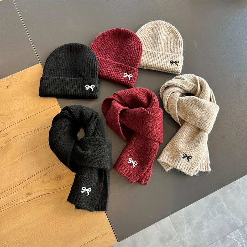Детская шапка шарф комплект из двух предметов Новинка красная Детская шерстяная тонкая вязаная шапка с вышивкой и бантом для детей среднего возраста