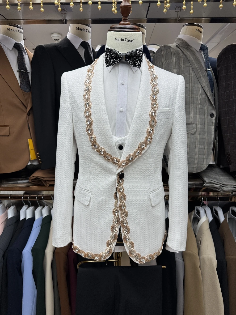 Hot Sale White Patterned Men's Suit Set Three Pieces Dancing Wear Luxurious Golden Beaded Tuxedo Fast Shipping Formal Occasions