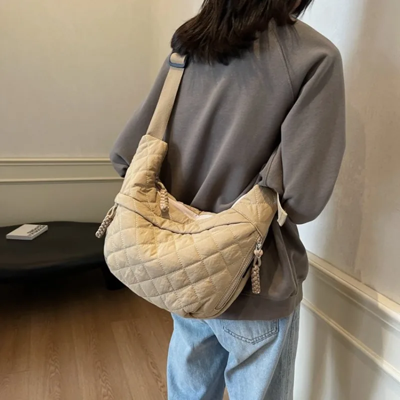 

2025 New Tote Bag Women's Fashion One Shoulder Messenger Bag Canvas Rhombus Commuter Dumpling Bag