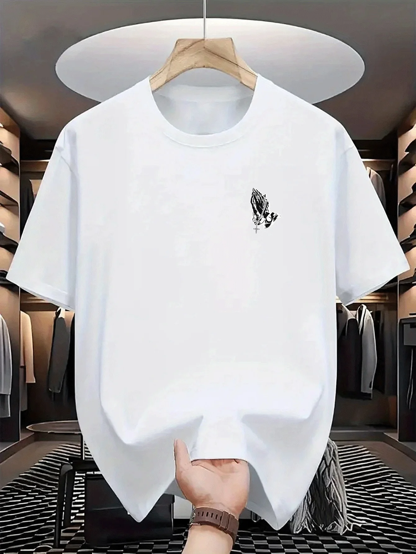 Ein kurzärmeliges Herren-T-Shirt mit Rundhalsausschnitt, stilvollem Design, sportlichem und komfortablem Look. Es ist feuchtigke