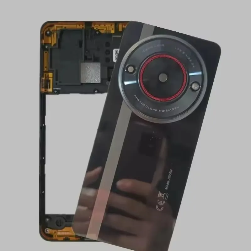 Kompletny zestaw obudowy do telefonu ZTE Nubia Focus 5G Z2357N, obejmujący środkową ramkę, szklaną tylną klapkę baterii oraz tylną obudowę z obiektywem aparatu. — zdjęcie produktu 4