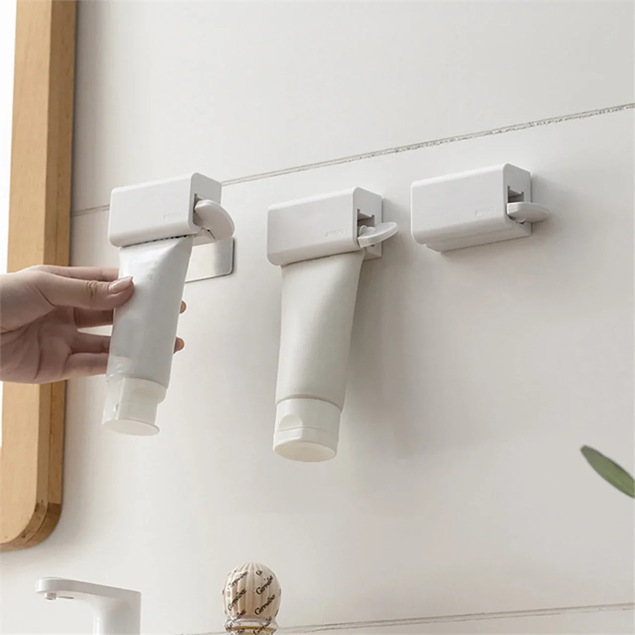 

Magnetic Toothpaste Squeezer Wall Mounted Toothpaste Facial Cleanser Holder Clips Bathroom Manual Squeezer