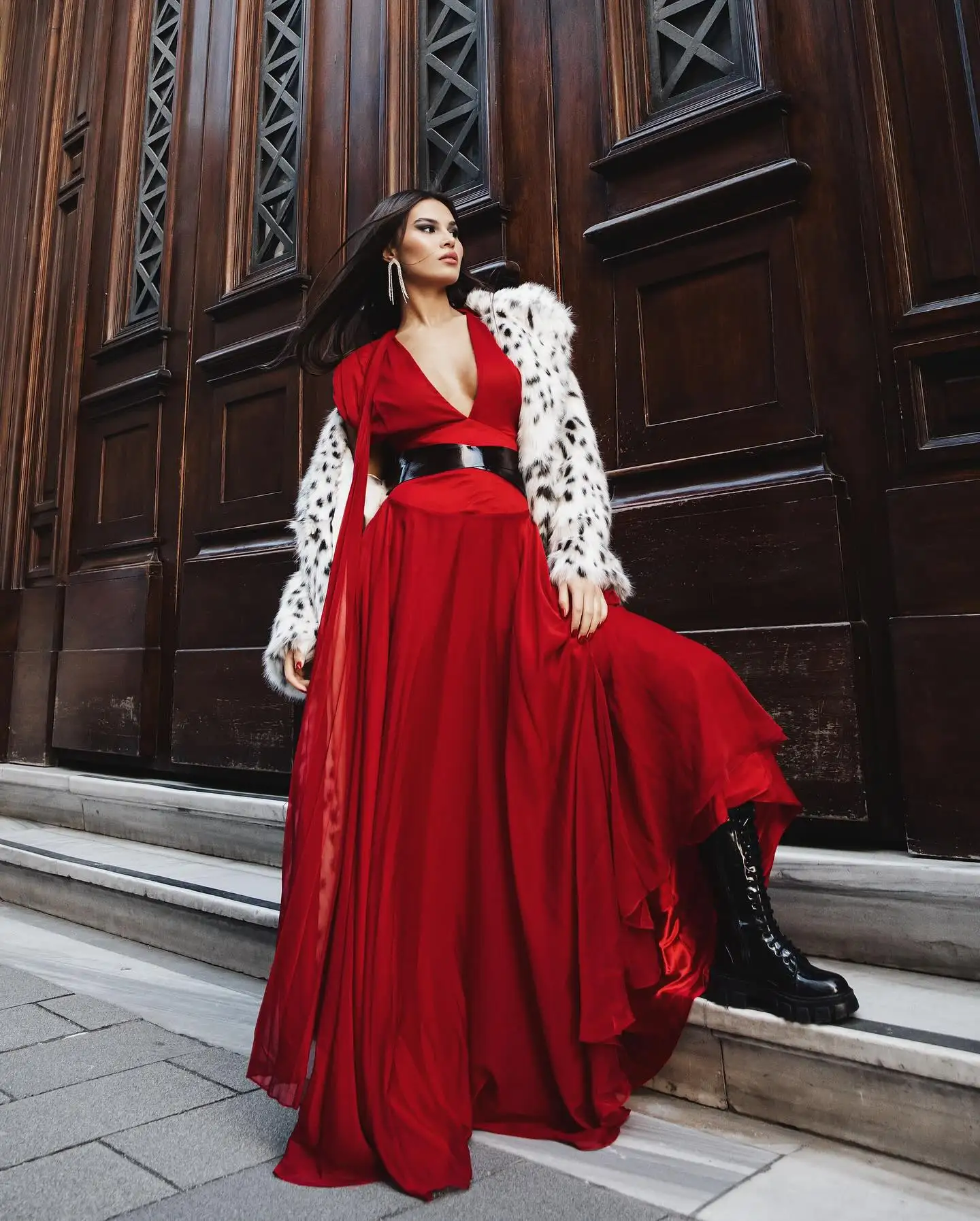 لهب الأحمر الشيفون فستان حفلات طويل فساتين الحفلات العميق الخامس الرقبة مطوي فستان الزفاف الضيوف ثوب رسمي كيب Festasين Sheer