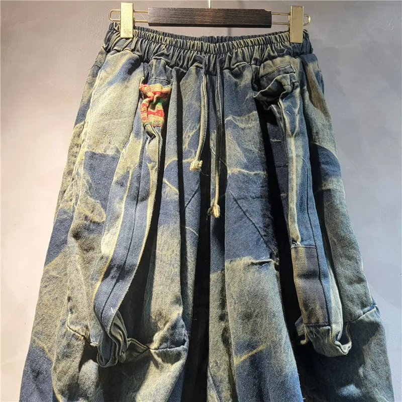 Make a statement in these vintage wash balloon jeans. An oversized, comfy fit with a cool distressed look.
