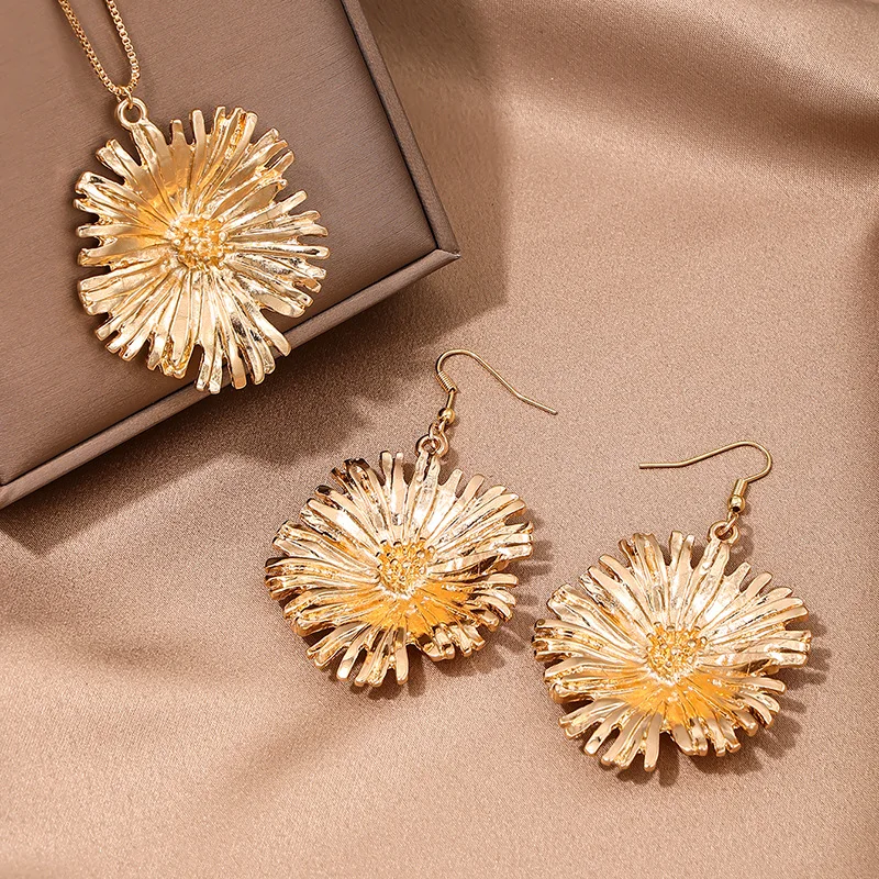 Jewelry Set For Women Earrings Necklace Exaggerated Metal Flower Pendant Party Gift Holiday Fashion Accessories CS018