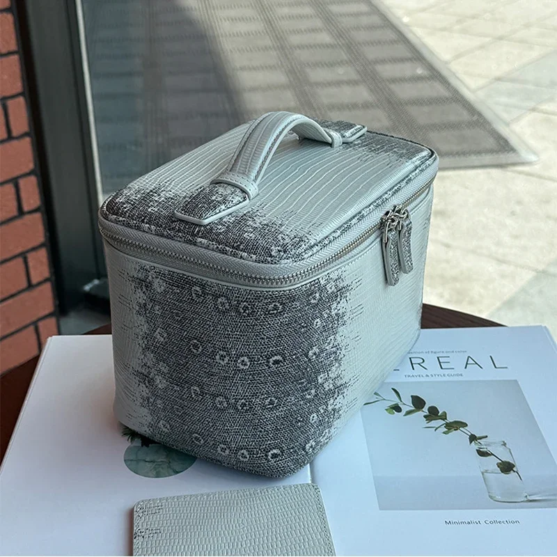 29High quality crocodile patterned top layer cowhide makeup bag for women's travel, portable toiletry bag, practical storage bag