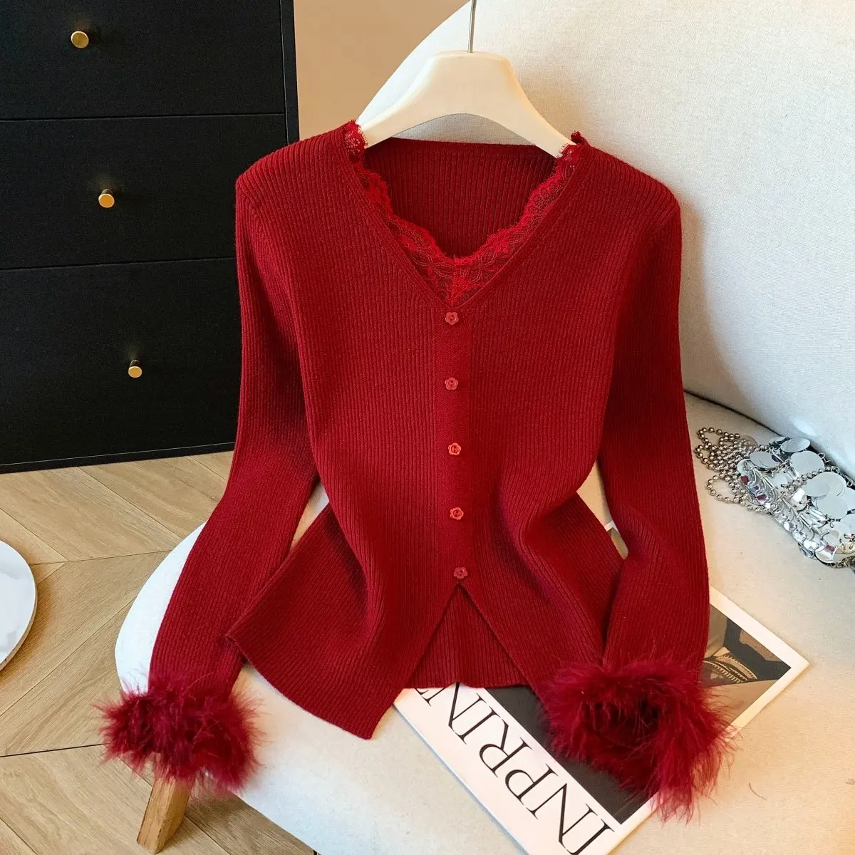 

Женский вязаный свитер с V-образным вырезом, кружевными вставками, длинными рукавами, красный, с меховыми манжетами и разрезом по низу, удобный, теплый, для носки под одеждой, весна