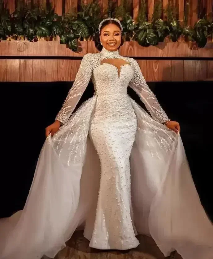 Maßgeschneidertes, abnehmbares Brautkleid mit Spitze und Perlen, handappliziertes, perlenbesetztes Meerjungfrau-Hochzeitskleid