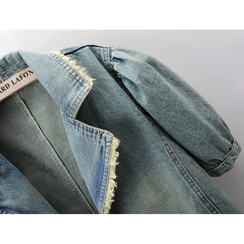 Damska kurtka jeansowa w stylu vintage na wiosnę i lato, jasnoniebieska, z bufiastymi rękawami, krótka, dopasowana, kowbojska, koreańska, z przetarciami.