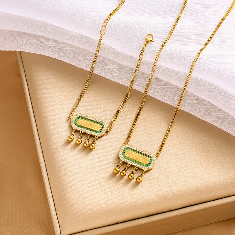 امرأة أنثى بها قلادة سوار مرصعة بالفولاذ المقاوم للصدأ تتميز بمعداد بيضاوي مربع لجذب الثروة