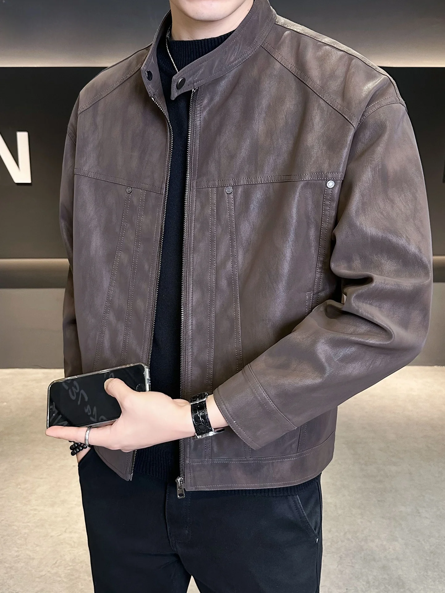 

High-End Men's Leather Jaet ort Sle Stand Collar Cool And Haome Motorcycle Jaet for Youth Casual Pure Color