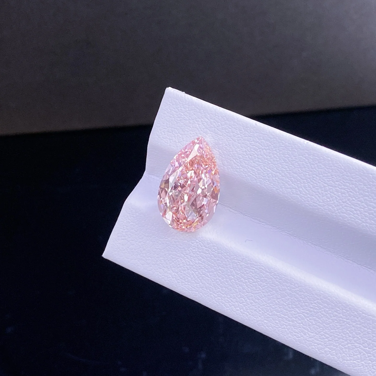 QIBAOKU 9.35CT VS1 Fancy Vivid Pink Lab Grown Diamond with IGI Certificate Pear Shape Diamonds for Women Wholesale Jewelry 2026