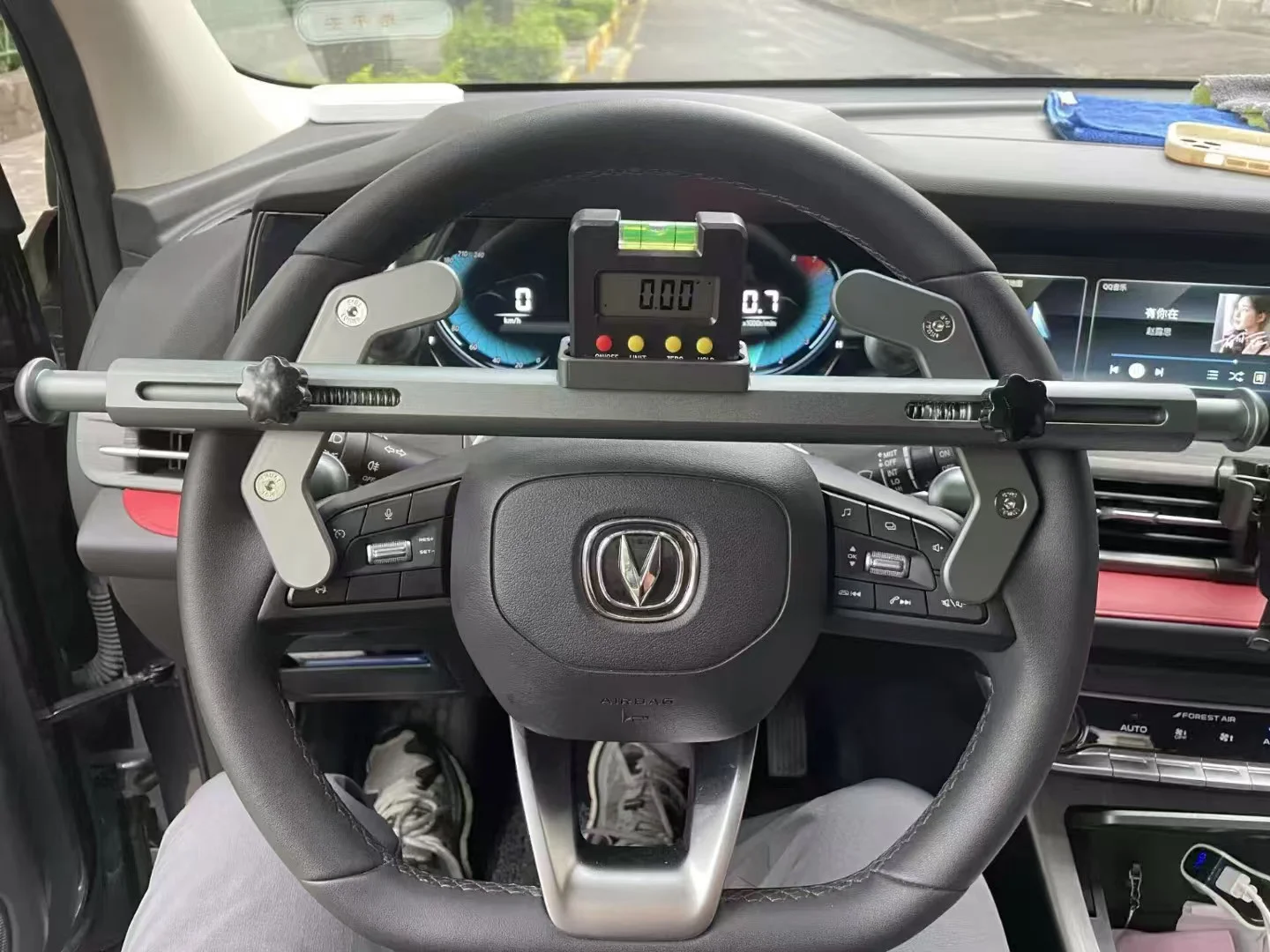 Four-wheel alignment digital electronic level, steering wheel centering instrument four-wheel alignment auxiliary tool