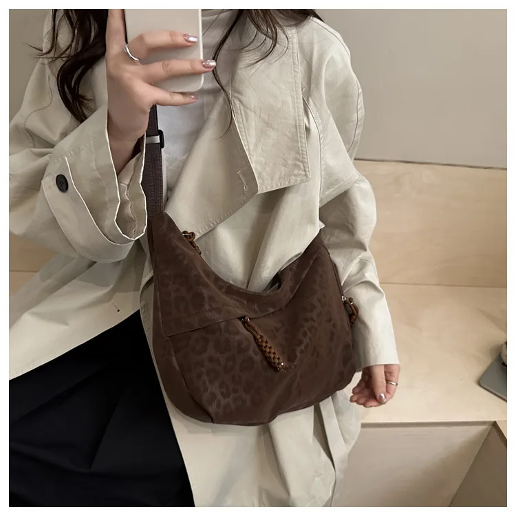 Modische Damen-Umhängetasche mit Leopardenmuster, große Kapazität, Hobo-Umhängetasche für den täglichen Pendelverkehr, lässiges Outfit, Achseltasche – Detail 17