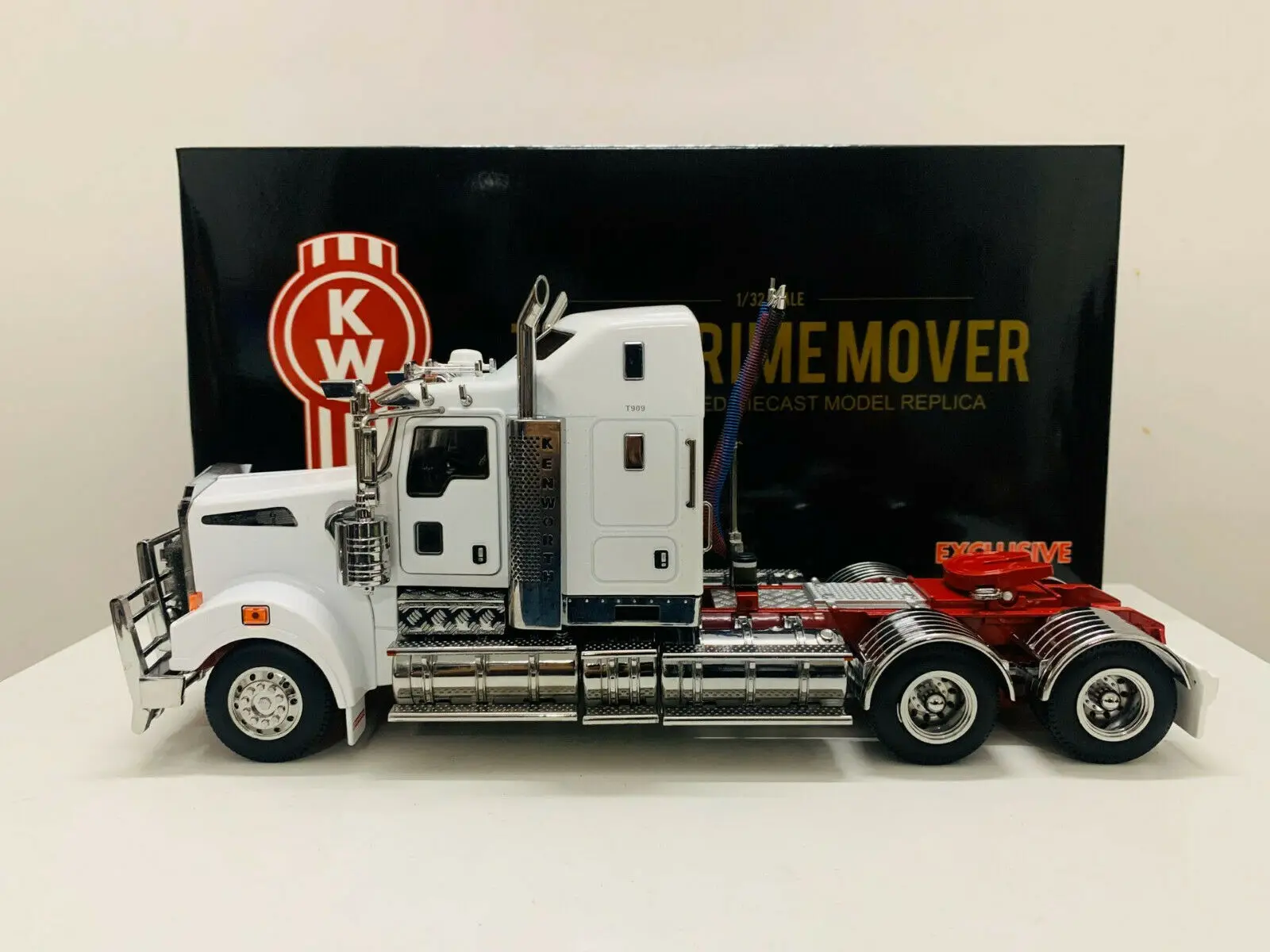 Exclusive T909 Prime Mover Australian Truck 1/32 Scale Die-Cast Model Tractor