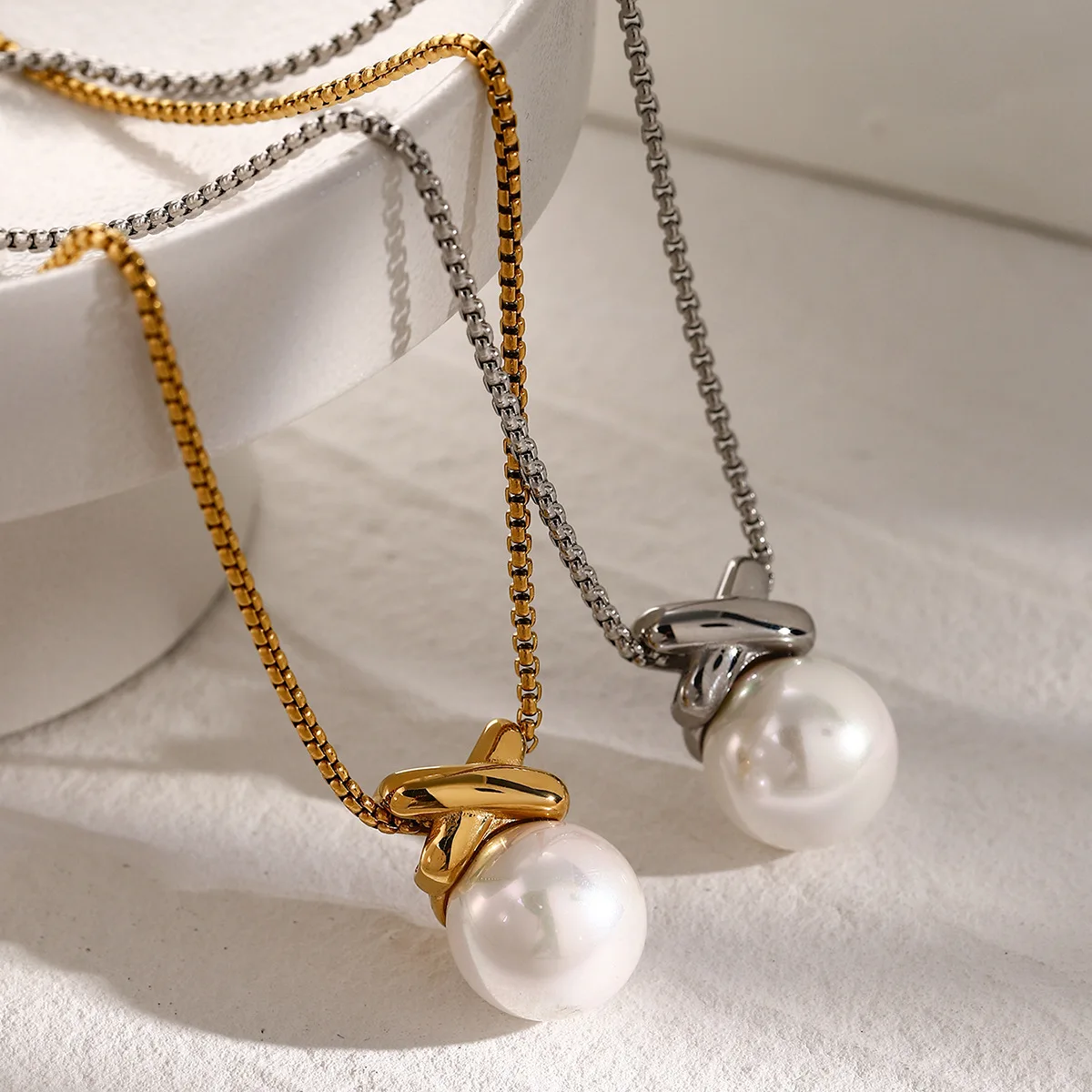 

fashionable and delicate pearl pendant necklace for women's daily wear