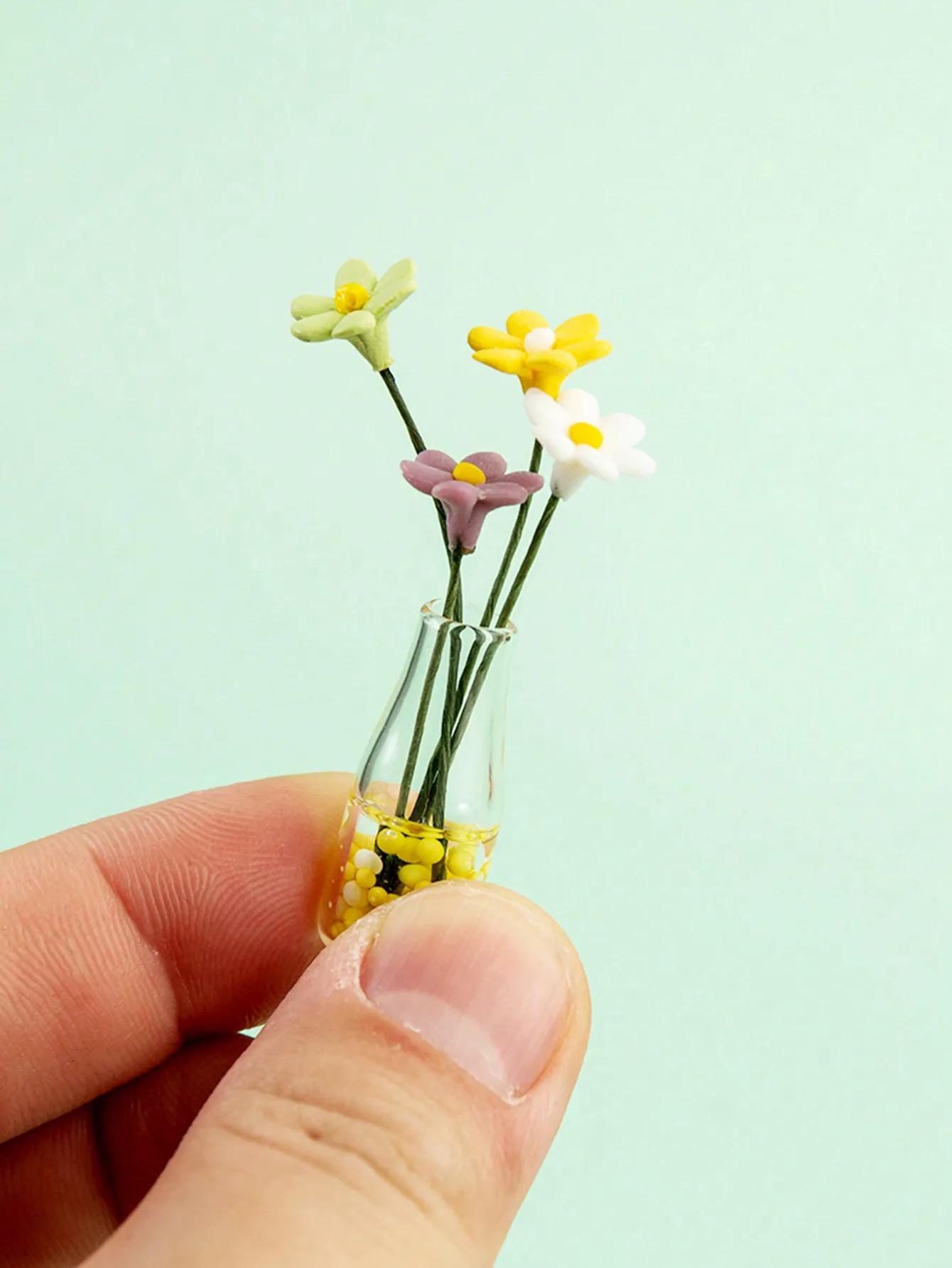 1:12 Scale Miniature Glass Vase with Flowers for Dollhouse, Mini Plant House Decor Accessories (Random Flower Color)