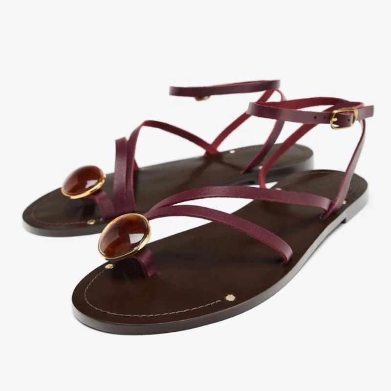 

Luxury Rhinestone Embellished Flat Sandals Women Fashion Ankle Buckle Metal Rivet Designer Shoes Sexy Clip Toe Beach Flip Flops