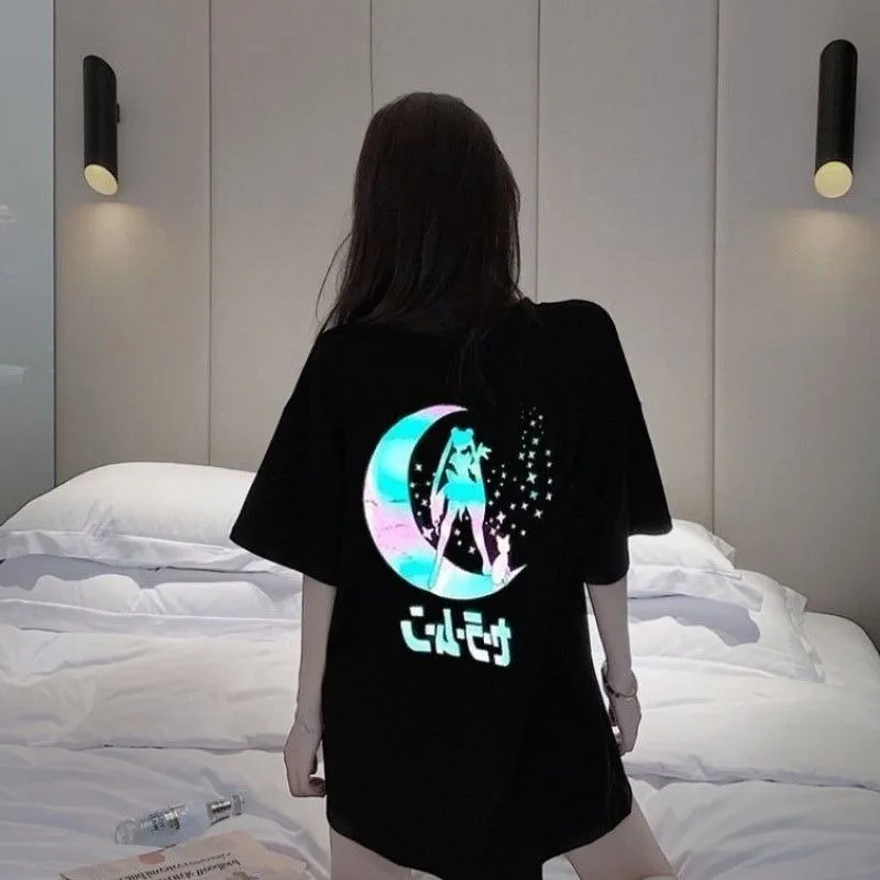 Kaus Gambar Cetak Reflektif Sailor Moon Wanita Kaus Longgar Lengan Pendek Atasan Kasual Fashion Musim Panas Pakaian Jalanan Remaja Gaya Korea