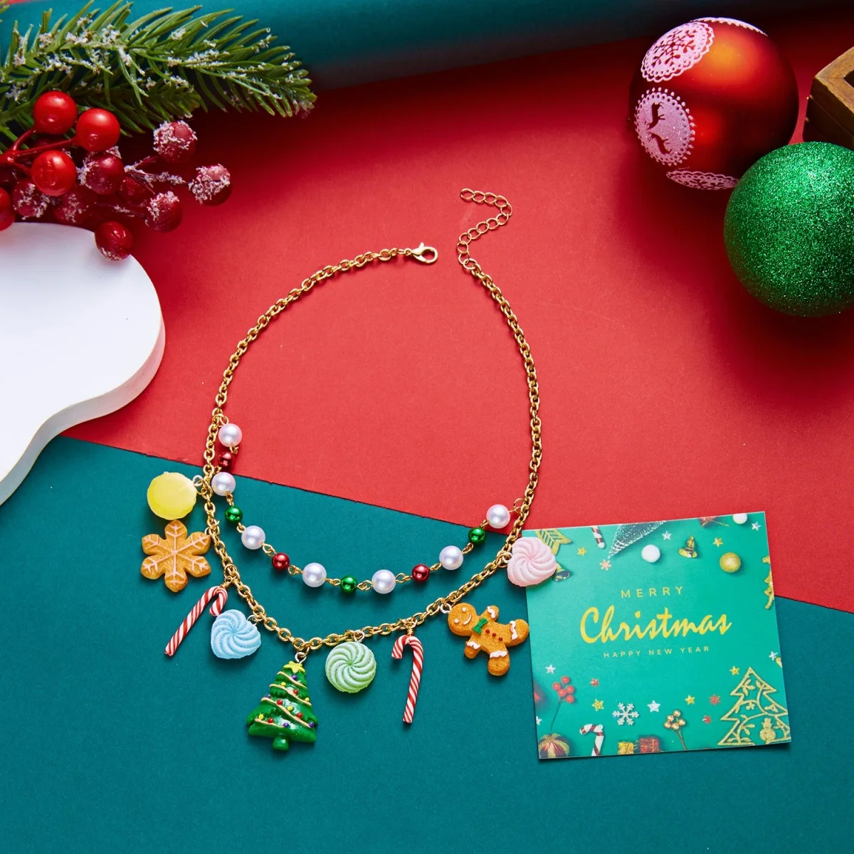 Weihnachts-Charm-Halskette mit Imitationsperlen für Damen, Emaille-Anhänger mit Lebkuchenmann, Schneemann und Rentier, verstellbarer Feiertagsschmuck, Geschenk – Detail 21