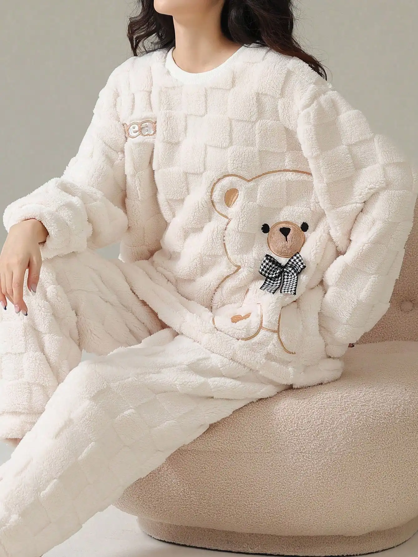 

Cozy Plush Fleece Pajama Set with Embroidered Bear Motif - Long Sleeve Round Neck 2-Piece Loungewear