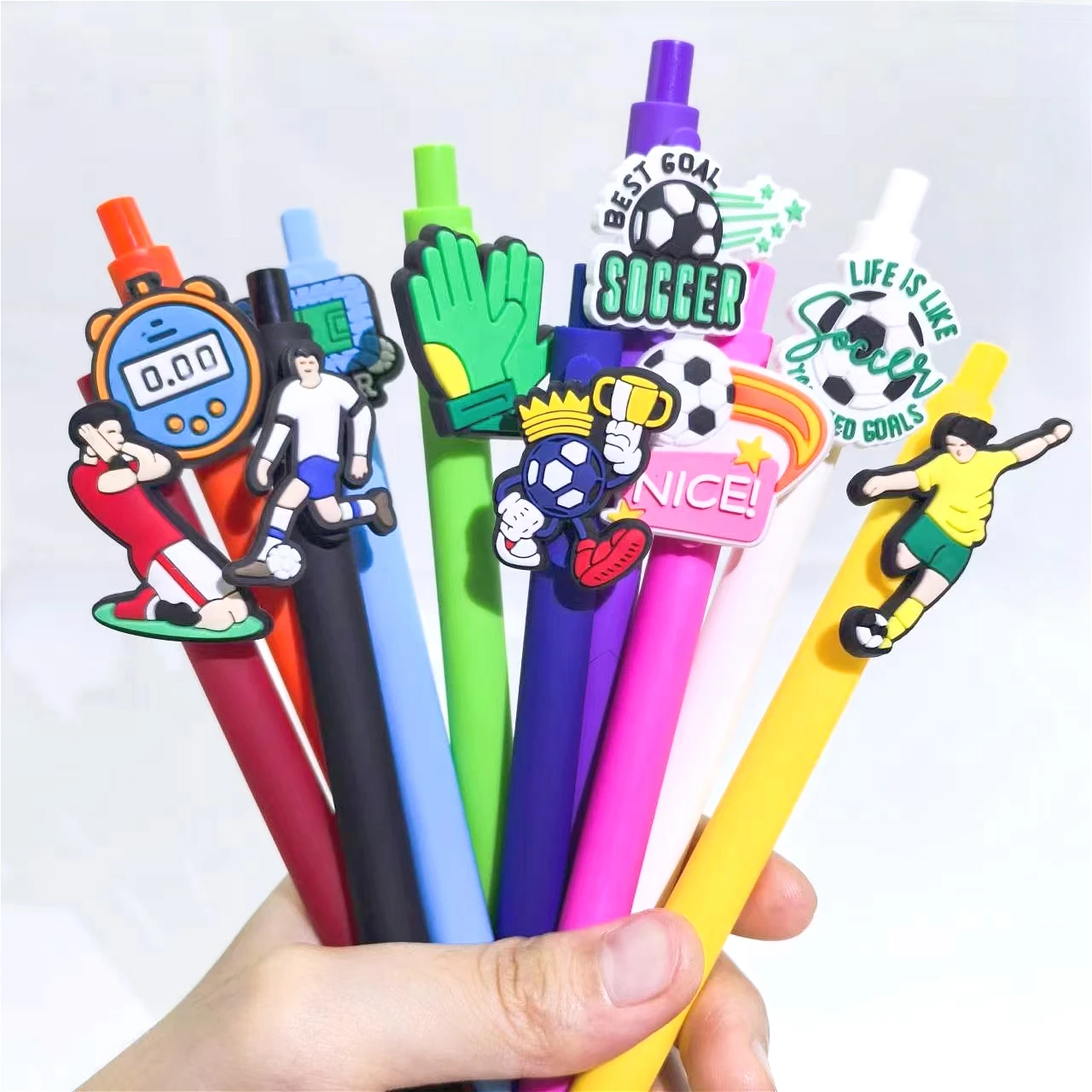 

10 шт., футбольная мягкая нейтральная ручка с нашивкой, спортивная серия, шариковая ручка в подарок, креативные канцелярские принадлежности, случайный стиль