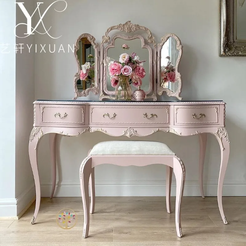 Französische Retro-Kommode in Altrosa, Nordisch-Europäischer Massivholz-Schminktisch mit Blumenverzierung, Schminkhocker und Glaskombination