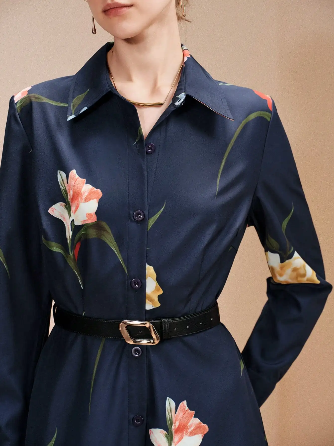 

Темно-синее женское платье-рубашка макси А-силуэта с цветочным принтом и длинными рукавами