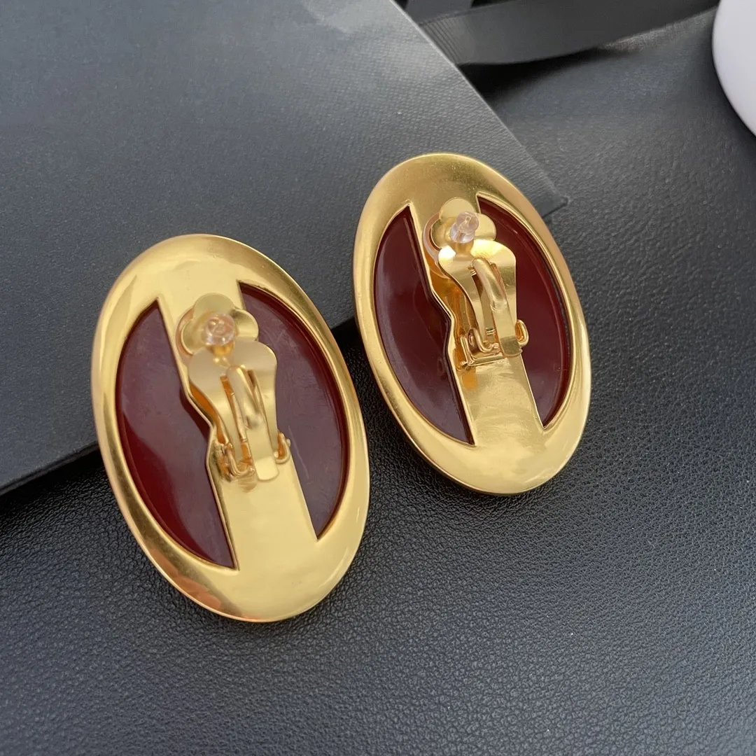 European American light retro oval shaped resin ear clips for women with a sense of luxury, temperament, and fashion